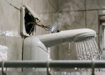 Chuveiro dando choque não é normal: veja o valor que um eletricista cobra para corrigir antes de um acidente