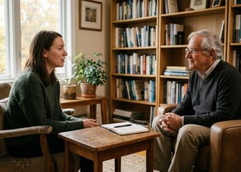 Citação de Carl Rogers sobre a importância de ouvir sem julgar: "Quando alguém realmente te ouve, sem te julgar, sem tentar te moldar, você se sente incrivelmente bem"