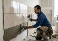 Aprenda como assentar azulejo em banheiro e não precisar gastar com pedreiro