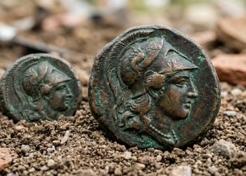 Um menino de 13 anos caminhava por um campo e encontrou uma moeda de Troia de 2.300 anos