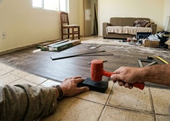 Quanto um pedreiro cobra para instalar piso vinílico sobre cerâmica e evitar sujeira de obra e quebra-quebra
