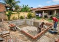 Construção de piscina pequena exige planejamento para evitar custos extras