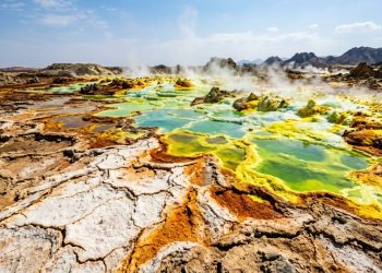 A região etíope que registra temperaturas acima de 45 °C e abriga um lago ácido ativo