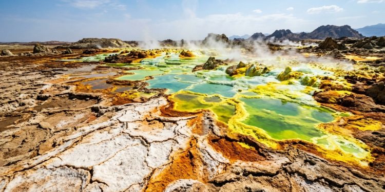 A região etíope que registra temperaturas acima de 45 °C e abriga um lago ácido ativo