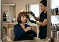 Uma cabeleireira revelou o maior erro de penteado que instantaneamente envelhece as mulheres