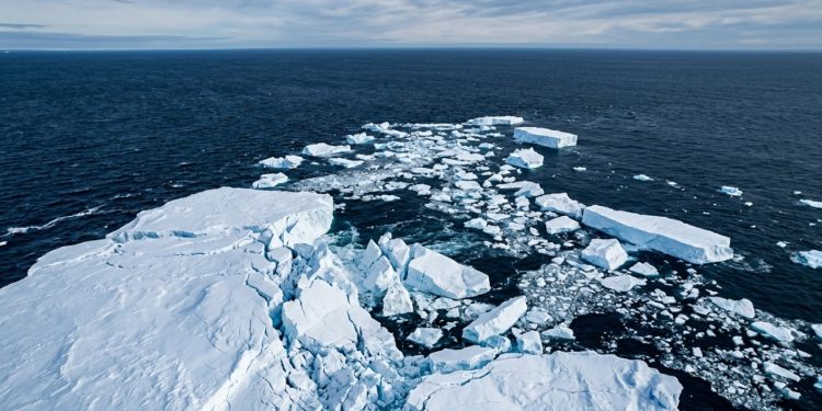 O maior iceberg do planeta desmoronou e desmanchou-se no oceano, afirma NASA