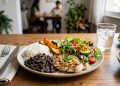 O que comer no almoço para não sentir sono à tarde? Especialistas concordam em uma combinação
