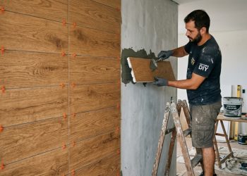 Parede simples ganha efeito madeira sofisticado usando placas de isopor