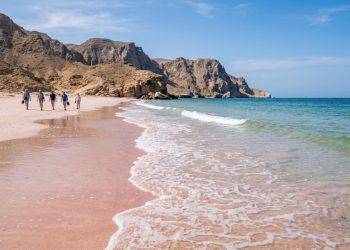 A água e a areia dessa praia ficaram rosadas pela morte de milhares de animais marinhos