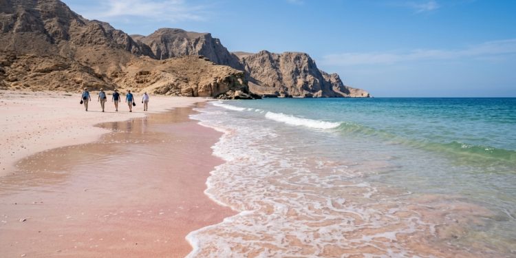 A água e a areia dessa praia ficaram rosadas pela morte de milhares de animais marinhos
