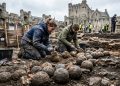 Arqueólogos encontram um depósito com 450 balas de munição para canhões e catapultas