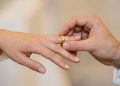 Por que colocamos a aliança de casamento no quarto dedo esquerda?