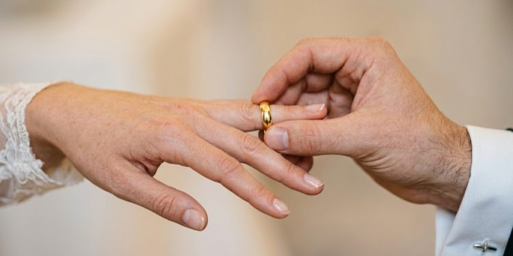 Por que colocamos a aliança de casamento no quarto dedo esquerda?
