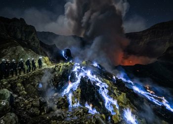 O fenômeno hipnotizante da “lava azul” em vulcões que intriga a ciência