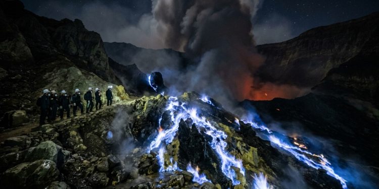 O fenômeno hipnotizante da “lava azul” em vulcões que intriga a ciência