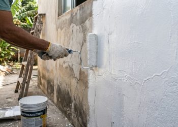 Essa mistura impermeabilizante caseira protege paredes externas contra chuva constante sem descascar com o sol forte