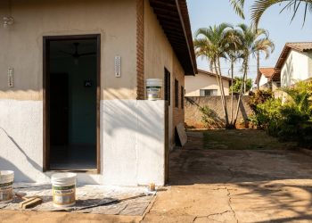 A tinta caseira que reduz o calor em paredes externas que recebem sol o dia inteiro e esquentam os ambientes