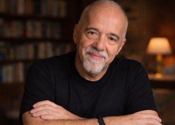 Paulo Coelho, “Seja forte para que ninguém o vença, nobre para que ninguém o humilhe e você mesmo para que ninguém se esqueça de você”: como não se perder no ruído do mundo