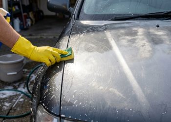 Esse erro ao lavar o carro pode manchar a pintura e fazer você gastar mais com polimento depois