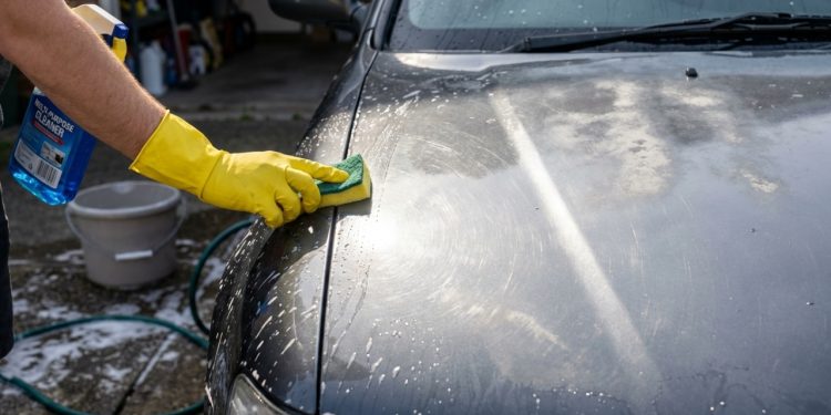 Esse erro ao lavar o carro pode manchar a pintura e fazer você gastar mais com polimento depois