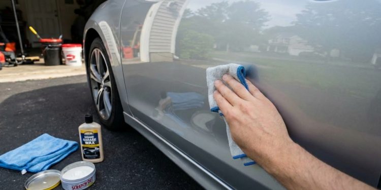 Esse truque simples tira risco leve do carro sem precisar gastar com funilaria