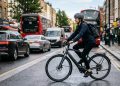 O investimento necessário para usar bicicleta elétrica no dia a dia e quanto dá para economizar