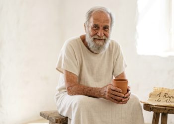 Citação do dia de Platão, filósofo grego: "A maior riqueza é viver contente com pouco”