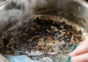 O truque que ajuda a recuperar panela difícil de limpar sem precisar esfregar tanto