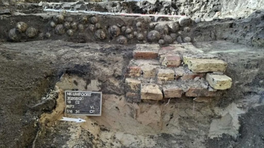 Arqueólogos encontram um depósito com 450 balas de munição para canhões e catapultas