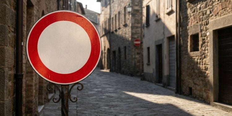 Você já se deparou com uma placa de trânsito circular, de borda vermelha e fundo completamente branco, sem nenhum símbolo interno, e não soube o que ela significa?
