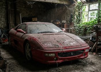 Exploradores encontram mansão abandonada com Ferrari F355, Trans Am dos anos 70 e dezenas de carros raros apodrecendo nas garagens