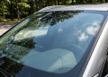 Para que servem os pontinhos pretos na borda do para-brisa do carro?