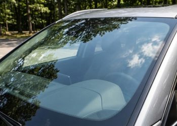 Para que servem os pontinhos pretos na borda do para-brisa do carro?