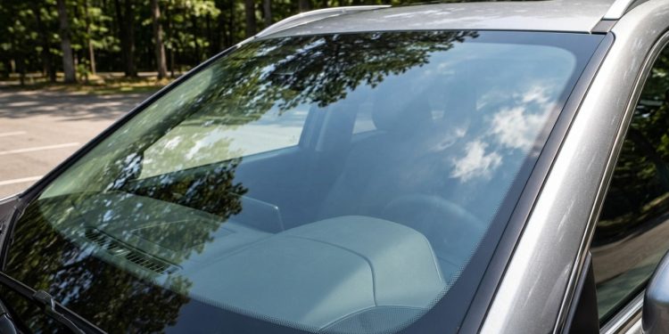 Eles estão em todos os carros, cercam o para-brisa como uma moldura discreta e parecem apenas um detalhe estético