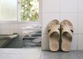 Não lave os chinelos de banheiro sujos; experimente colocá-los em um saco plástico... Eu não sabia o quão prático isso era até agora