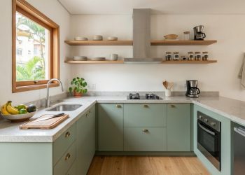 Nem branco nem cinza: as cores que serão tendência em 2026 para fazer cozinhas pequenas parecerem maiores