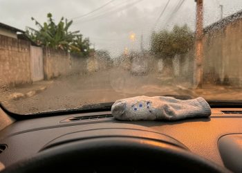 O método que desembaça o para-brisa do carro em menos de 60 segundos usando ar quente e ar-condicionado ao mesmo tempo