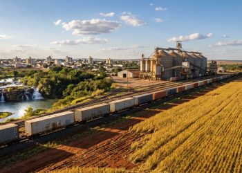 A Capital Nacional do Agronegócio abriga o maior terminal ferroviário de grãos da América Latina e 250 mil moradores