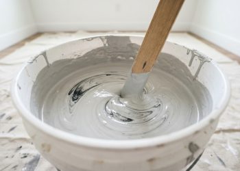 Receita de tinta caseira que usa poucos ingredientes e garante qualidade sem pesar no bolso