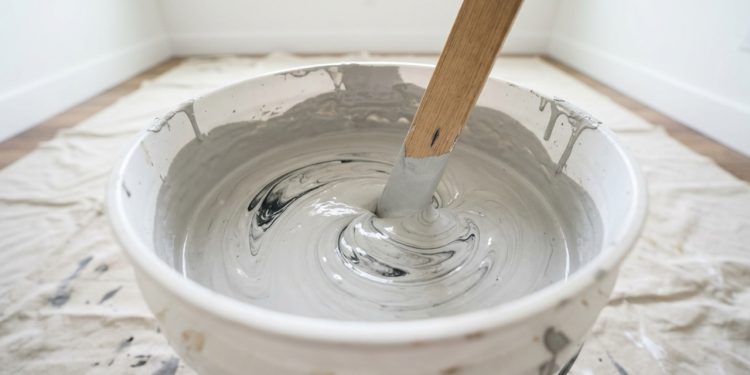 Receita de tinta caseira que usa poucos ingredientes e garante qualidade sem pesar no bolso