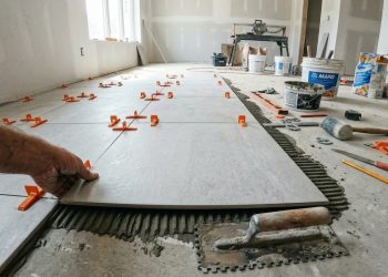 Quanto custa trocar o piso de cerâmica antigo que encarde fácil por porcelanato por m² em 2026