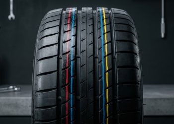 Qual é o significado das listras coloridas que aparecem em pneus novos?