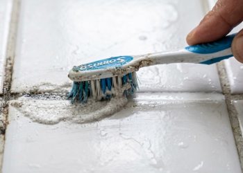 Basta passar 1 mistura no rejunte do banheiro e ele volta a ficar claro: o escurecimento e o mofo desaparecem em minutos
