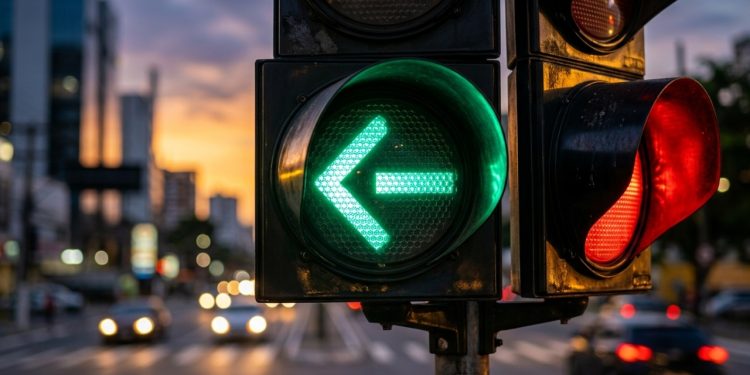 Quem já ficou parado num cruzamento olhando para uma seta verde acesa ao lado da luz vermelha provavelmente pensou: “Posso ir ou não posso?”