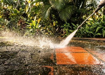 Limpeza do piso externo: Como remover limo escorregadio, tirar manchas escuras e evitar acidentes em áreas molhadas