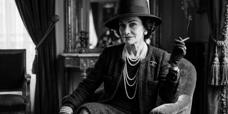 Citação do dia de Coco Chanel: "Você pode ser deslumbrante aos trinta, encantadora aos quarenta e irresistível pelo resto da vida.”