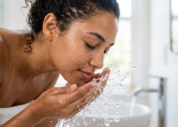 Os dermatologistas concordam: "Lavar o rosto com água muito fria torna a limpeza facial menos eficaz.”