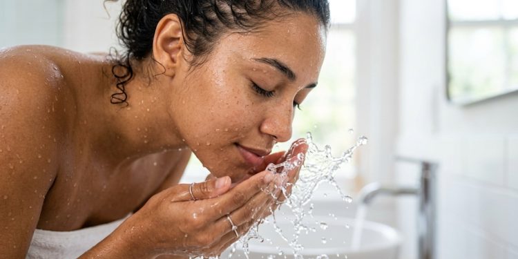 Os dermatologistas concordam: "Lavar o rosto com água muito fria torna a limpeza facial menos eficaz.”