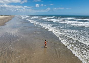 254 km de areia até o Uruguai: a maior praia contínua do mundo fica no extremo sul do Brasil