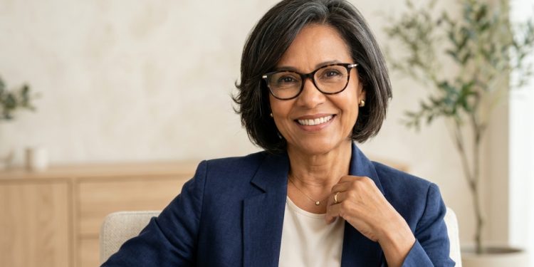 4 penteados para mulheres com mais de 60 anos que usam óculos: cortes de cabelo que fazem você parecer mais jovem